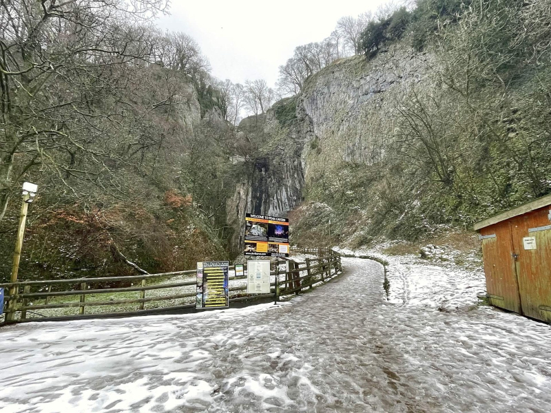 approach-to-peak-cavern-devlis-arse-castleton