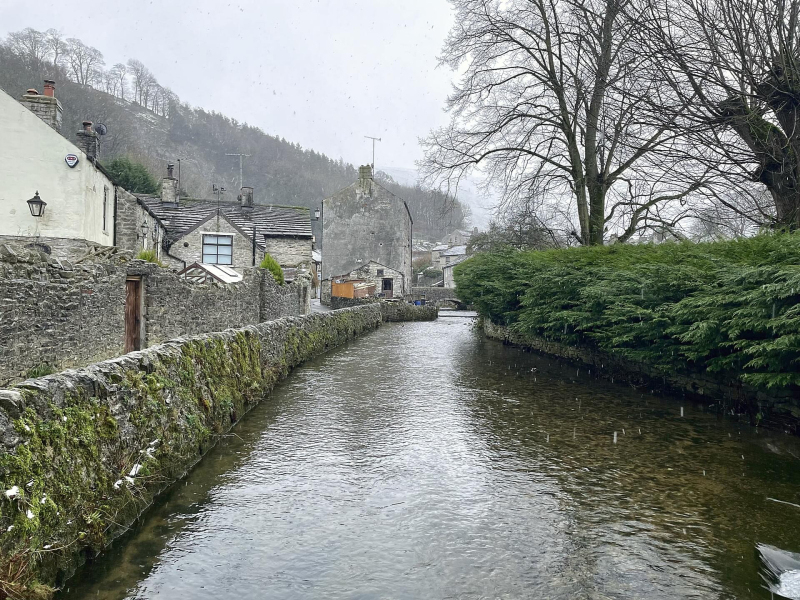 river-flowing-through-castleton