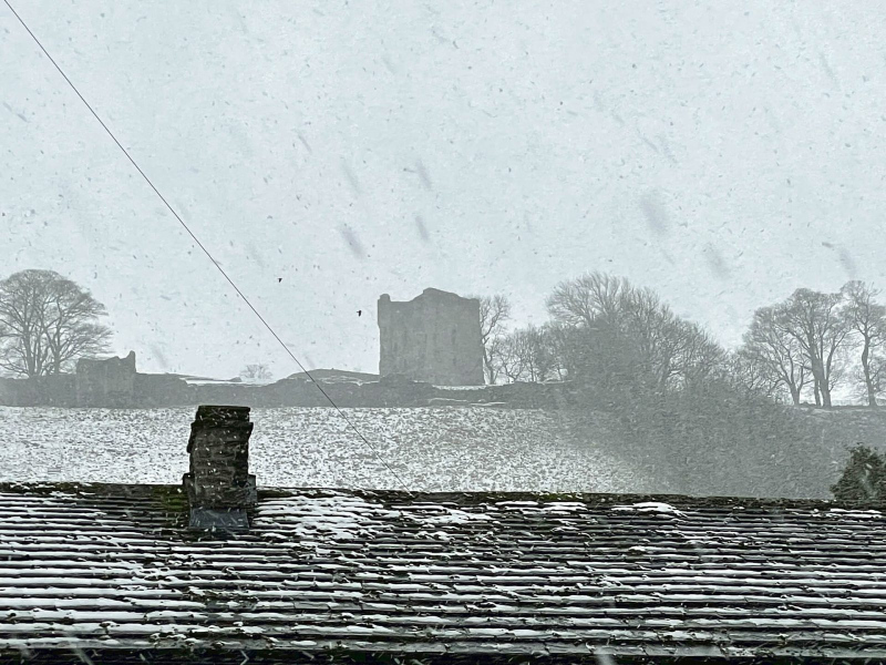zoomed-in-view-of-peveril-castle-from-castleton-town