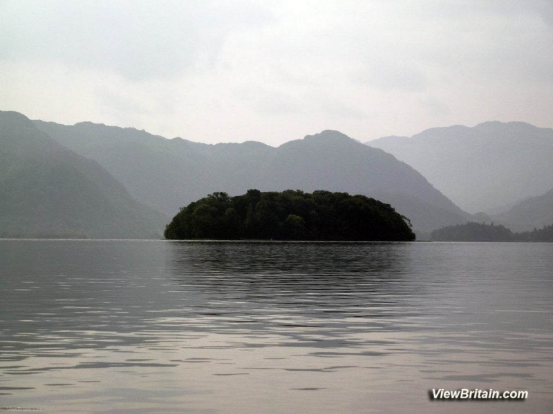 Lonely-island-in-Derwentwater-lake