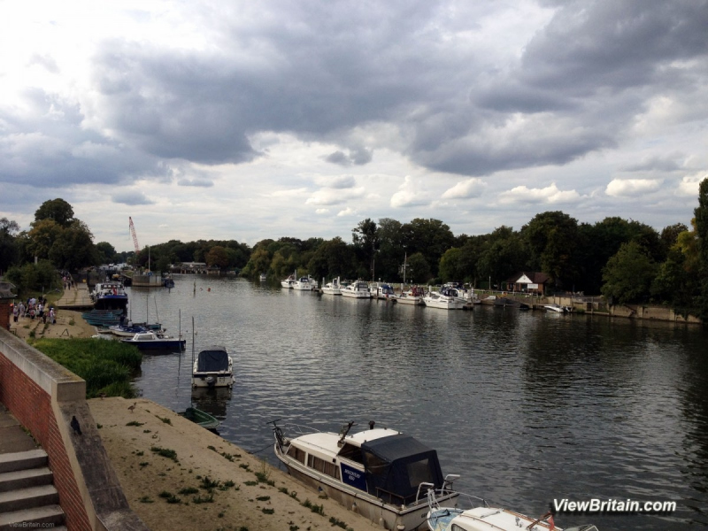 Hampton-Court-Riverside-Surrey-UK
